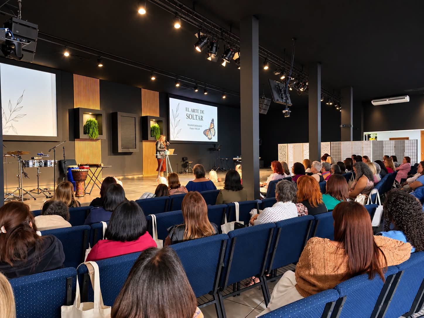Santuario lleno durante la conferencia de mujeres El Arte de Soltar