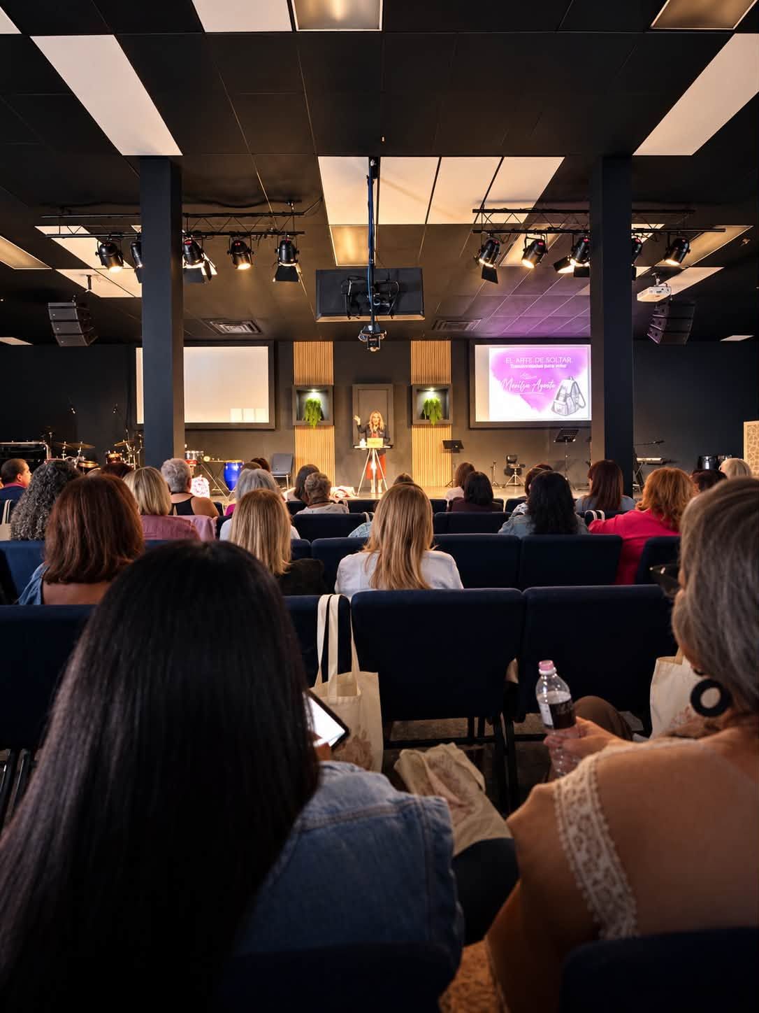 Mujeres reunidas en el santuario durante una conferencia