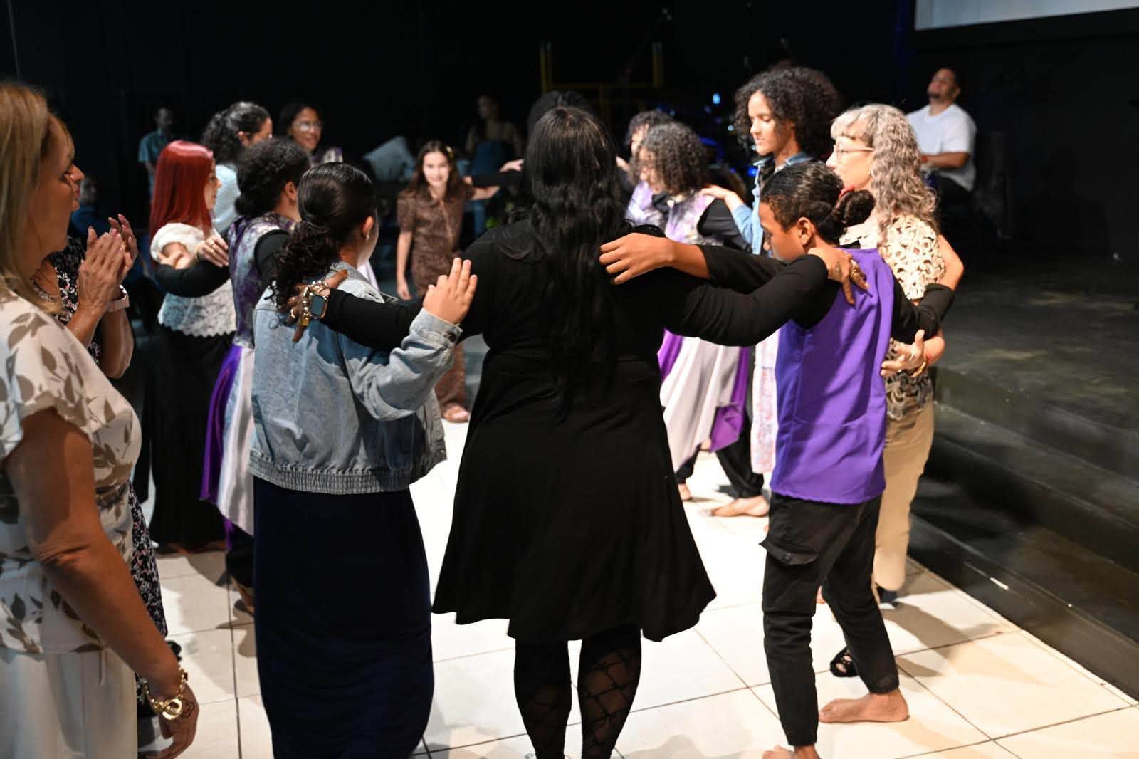 Congregación danzando en círculo durante la alabanza