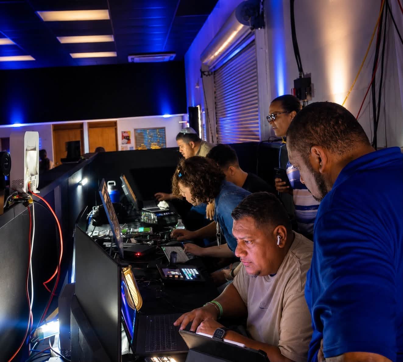 Equipo de producción y transmisión trabajando durante un servicio