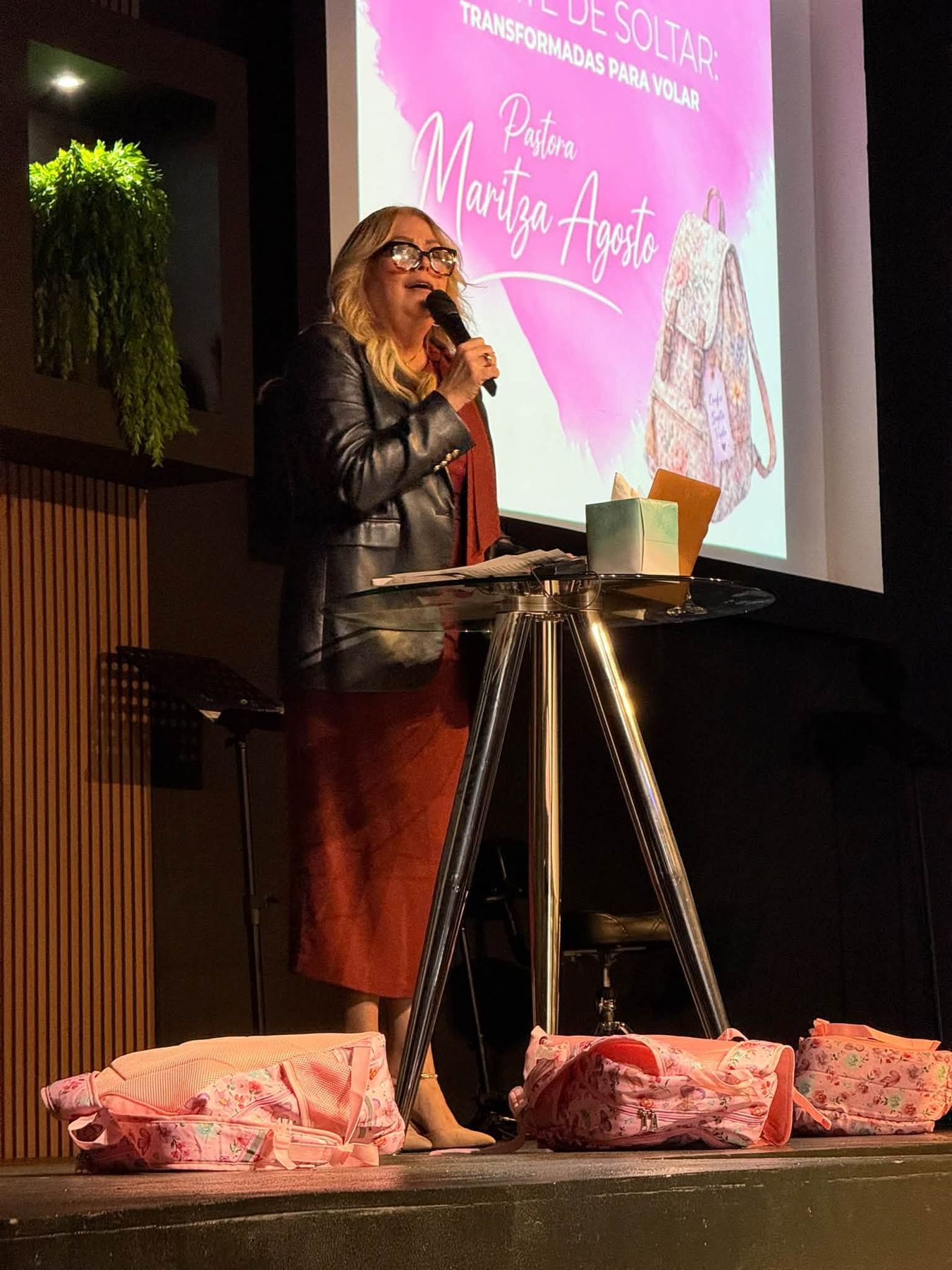 Pastora Maritza Agosto predicando en la conferencia El Arte de Soltar